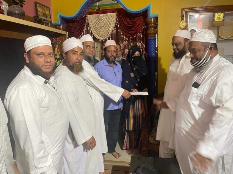ജംഇയ്യത്തുൽ ഉലമ – ഏ – ഹിന്ദ് പ്രഖ്യാപിച്ച അഞ്ച് ലക്ഷം രൂപയുടെ ഡ്രാഫ്റ്റ് ജംഇയ്യത്തുൽ ഉലമ കർണാടക പ്രതിനിധി ബിബി മുസ്കാന് കൈമാറി.